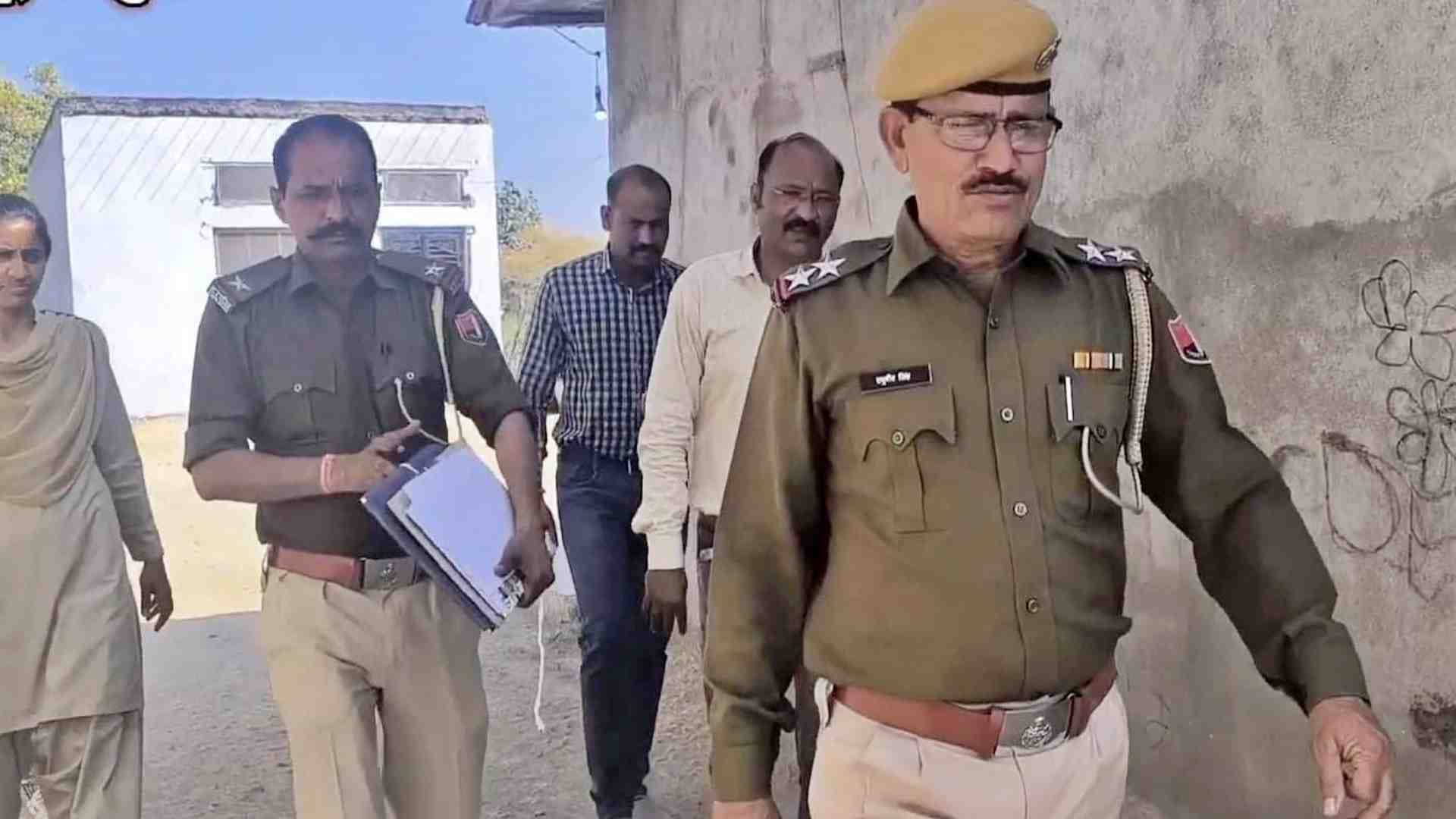 उदयपुर में कार्रवाई करने पहुंची टीम।