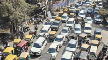 Traffic jam in Purvanchal and crowd at railway station due to Mahakumbh and weekly holiday