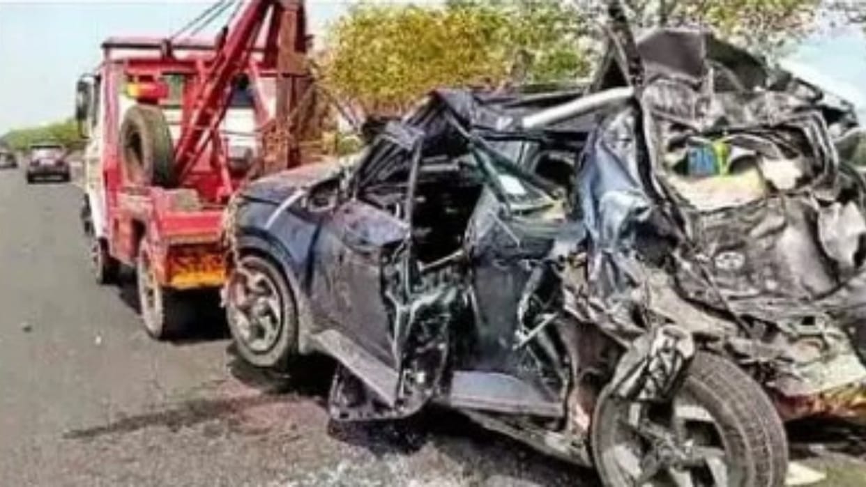 Jammu:  returning from Prayagraj to Jammu was hit by a tourist bus; Three died in the accidient