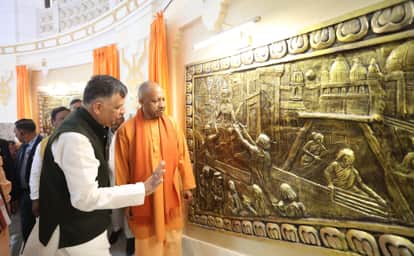 सीएम योगी ने किया भित्तिचित्रों का अनावरण।