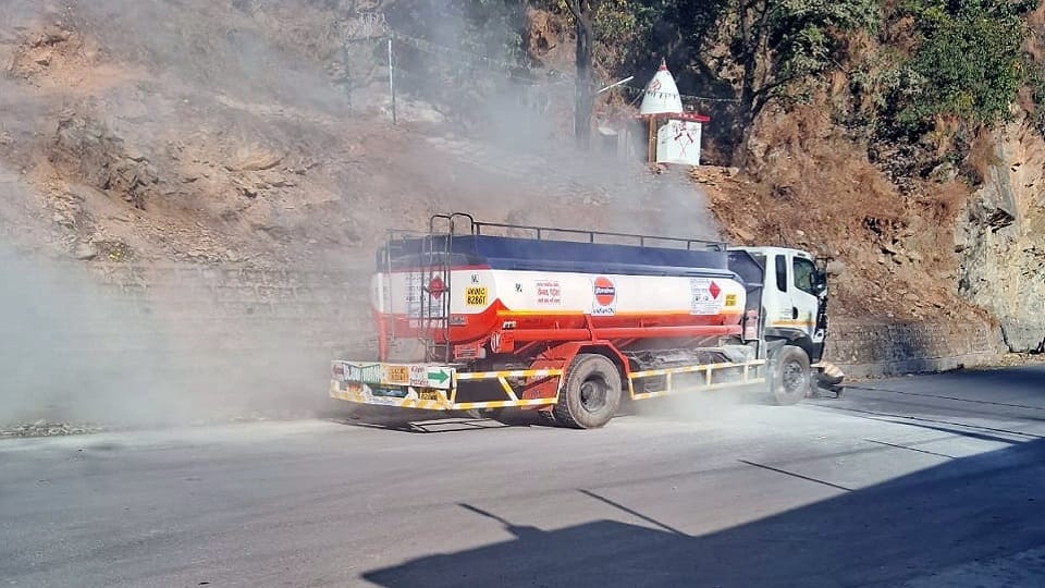A tanker filled with kerosene caught fire, causing panic in pithoragarh