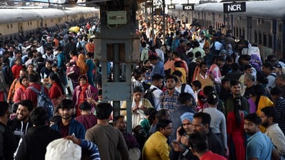 अलीगढ़ रेलवे स्टेशन पर यात्रियों की भीड़