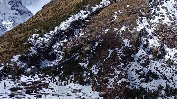Snowfall in Yamunotri Dham rain snowfall  Badrinath Kedarnath Uttarakhand Weather Dehradun News Watch Photos