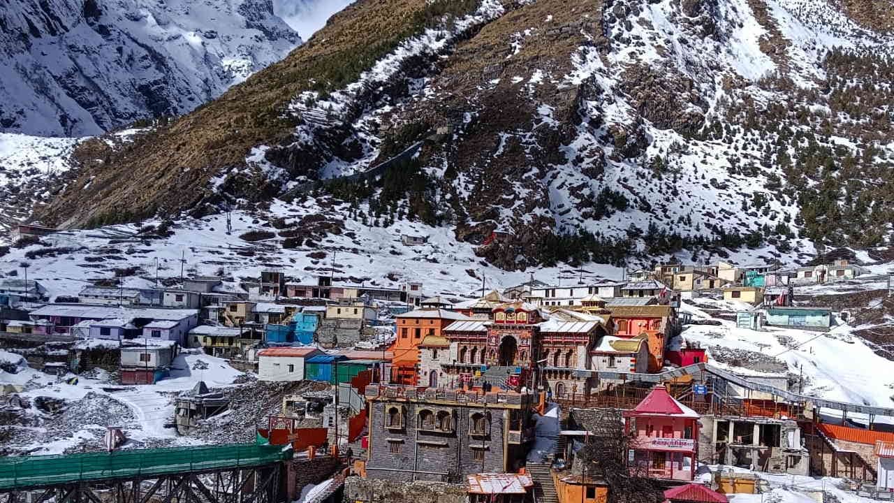 Badrinath Dham Where conches are not blown due to fear of avalanches hammers are being used there