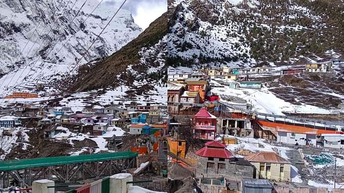 Snowfall in Yamunotri Dham rain snowfall  Badrinath Kedarnath Uttarakhand Weather Dehradun News Watch Photos