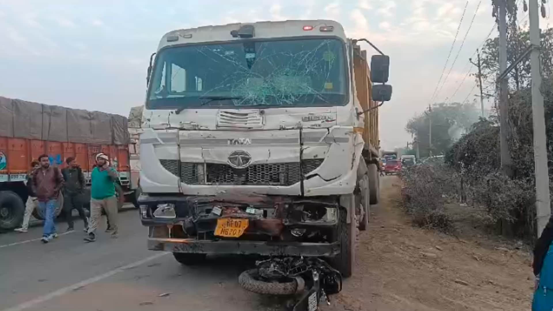 Tragic Road Accident in MP Bhind: Dumper Hits Loading Vehicle, 5 Dead, 13 Injured