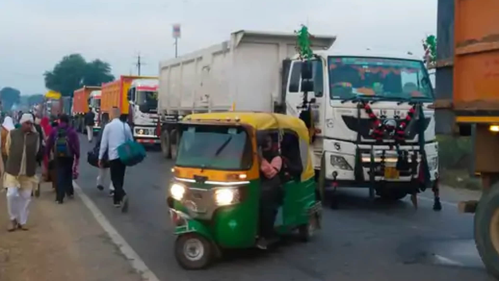 Tragic Road Accident in MP Bhind: Dumper Hits Loading Vehicle, 5 Dead, 13 Injured