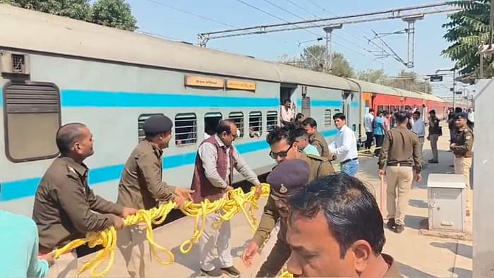 Kamayani Express Bomb Threat: Passengers disembarked at Bina station MP News in Hindi