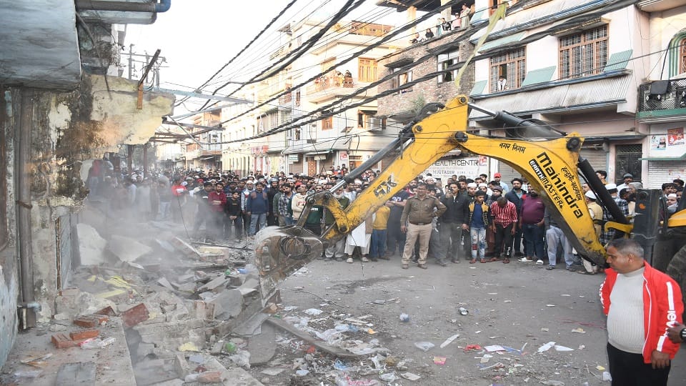 Municipal Corporation Haldwani team removed encroachment from Banbhoolpura area