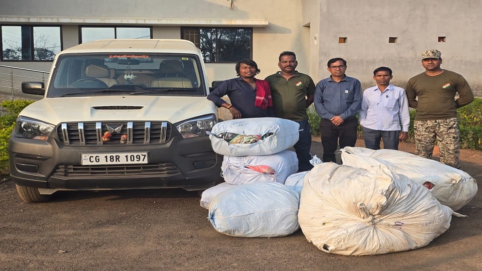 Large quantity of sarees being carried to lure voters recovered action taken against driver in Jagdalpur
