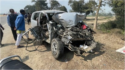 two Qawwals died and six injured due to car collided with roadways bus on Bareilly-Pilibhit highway