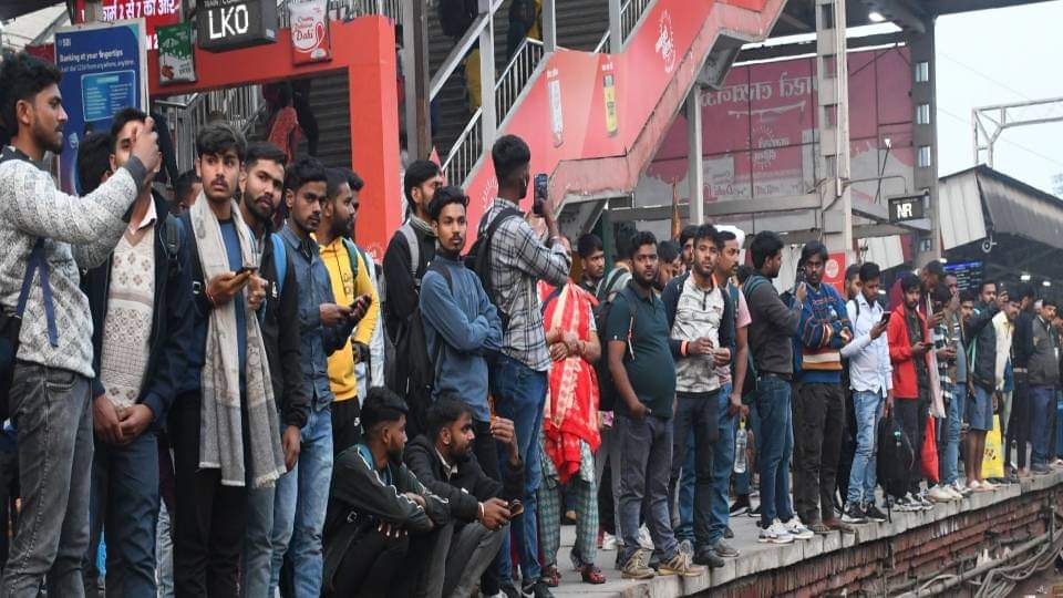 Seven train cancelled going to MahaKumbh from Lucknow Akhilesh taunt Today station closed will thana be closed