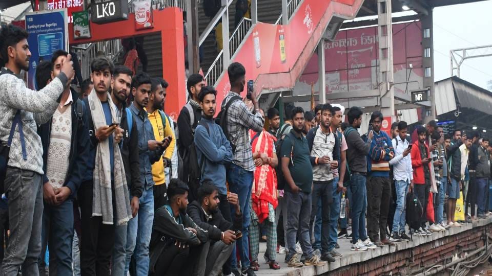 Seven train cancelled going to MahaKumbh from Lucknow Akhilesh taunt Today station closed will thana be closed