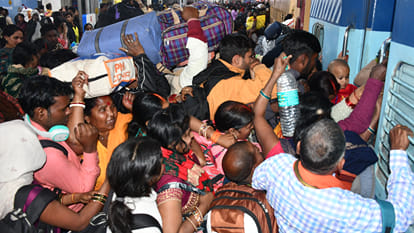 There was a crowd of passengers to go to Mahakumbh at Gorakhpur railway station, the passengers were stopped.