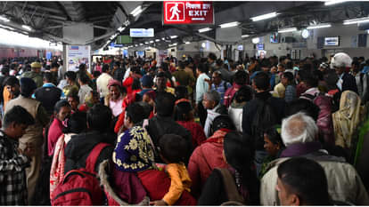 प्लेटफार्म पर भीड़ बढ़ने पर यात्रियों को होल्डिंग एरिया की सुविधा।