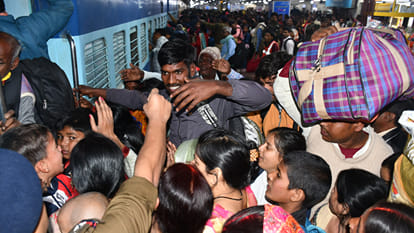 There was a crowd of passengers to go to Mahakumbh at Gorakhpur railway station, the passengers were stopped.