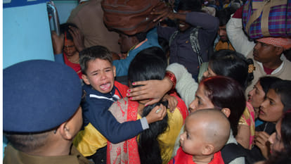 There was a crowd of passengers to go to Mahakumbh at Gorakhpur railway station, the passengers were stopped.