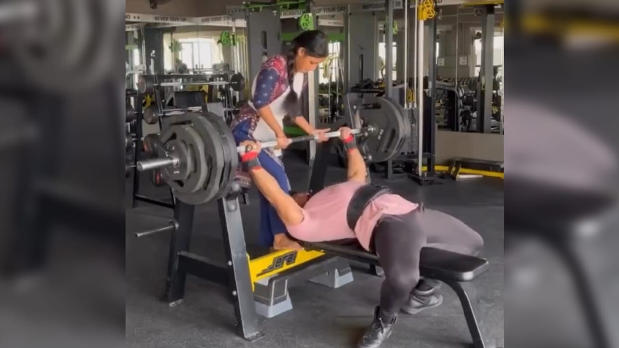 Gym Ka Viral Video Man Takes Girl For Help In Exercise In Gym Gets Stuck In Bench Press Video Goes Viral