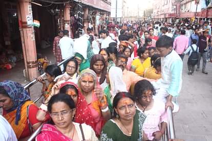 Kashi Vishwanath temple crowd of devotees before Mahashivratri 2025 due to reverse of mahakumbh