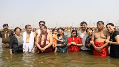 केंद्रीय मंत्री प्रह्लाद जोशी ने मंगलवार को संगम में डुबकी लगाई।