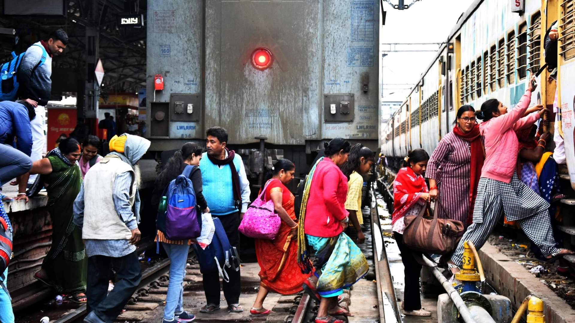 Crowd in trains and buses going to Prayagraj.