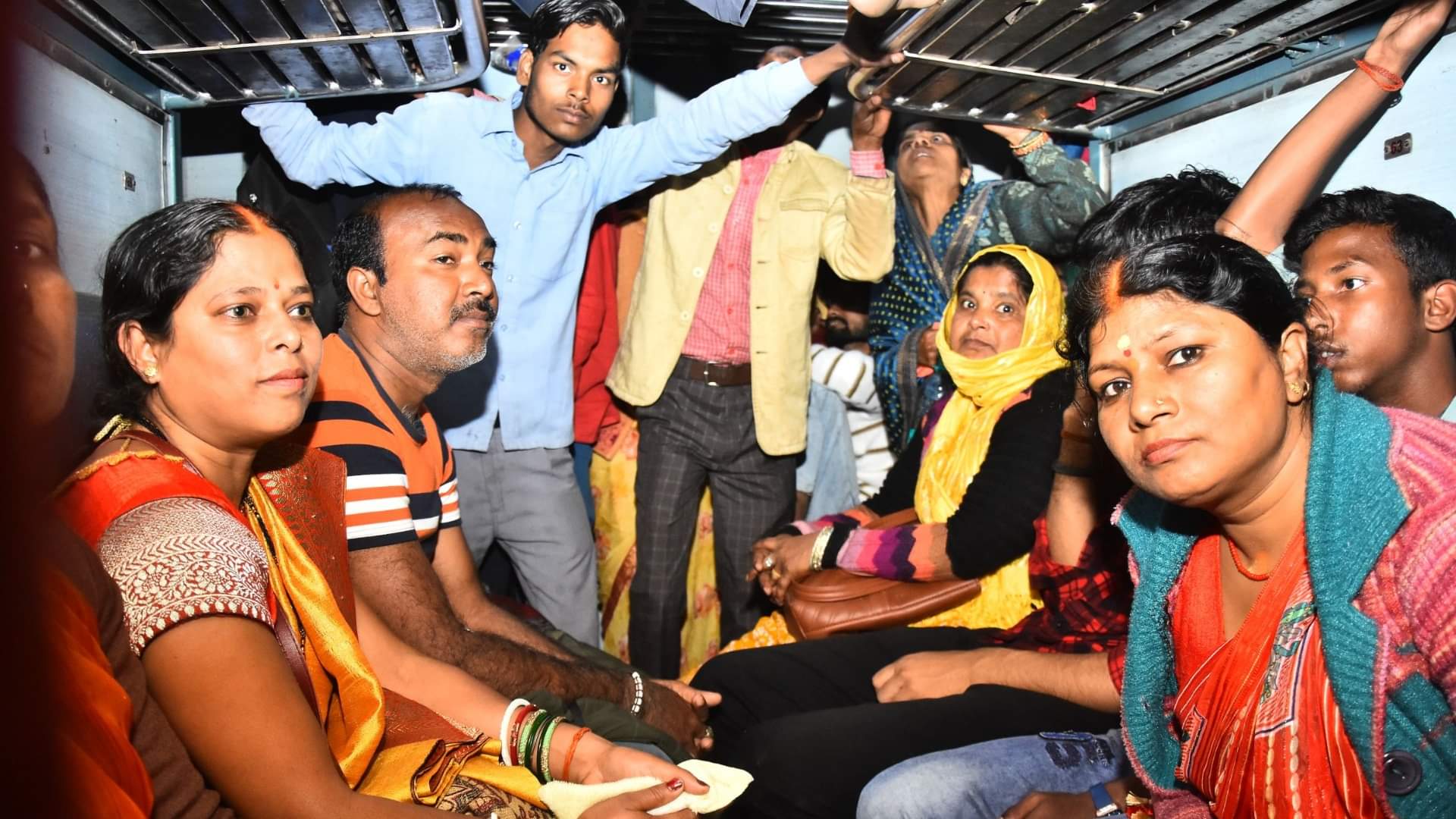 Crowd in trains and buses going to Prayagraj.