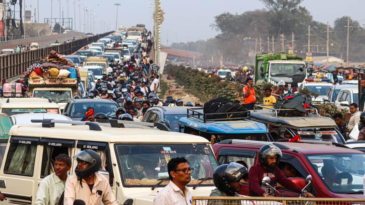 Traffic In Prayagraj: Long queue of vehicles on Varanasi, Mirzapur, Lucknow road, devotees upset