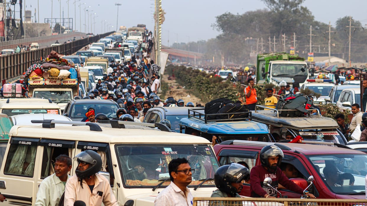 Traffic In Prayagraj: Long queue of vehicles on Varanasi, Mirzapur, Lucknow road, devotees upset