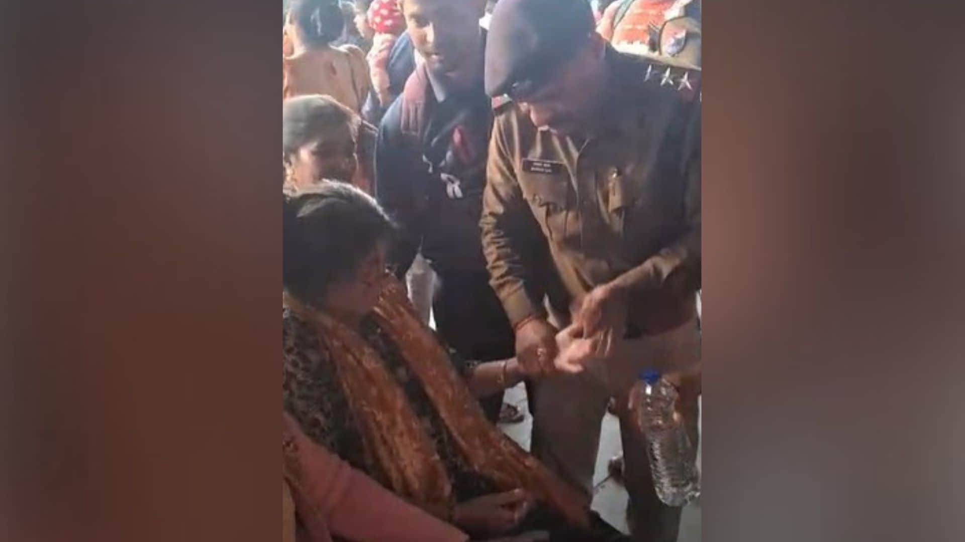 महिला को संभालते RPF के जवान