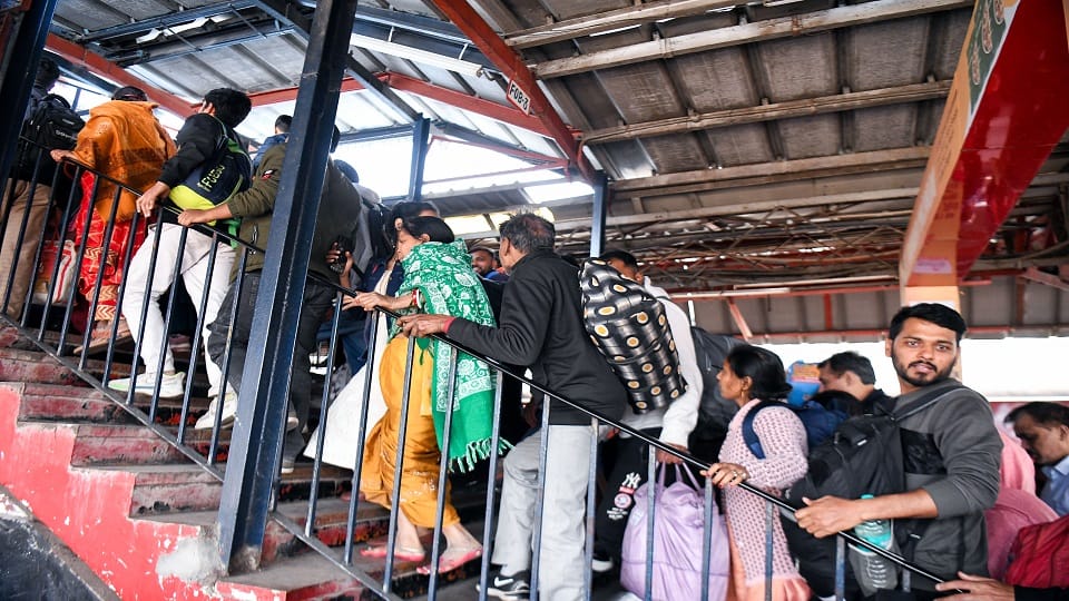 Tight security arrangements at New Delhi station passengers going to MahaKumbh being given entry from gate num