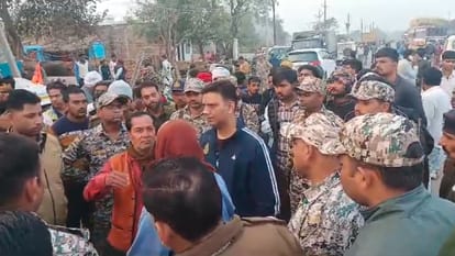 Bhind Accident News Collision Between Dumper and Van Five Died MP News in Hindi