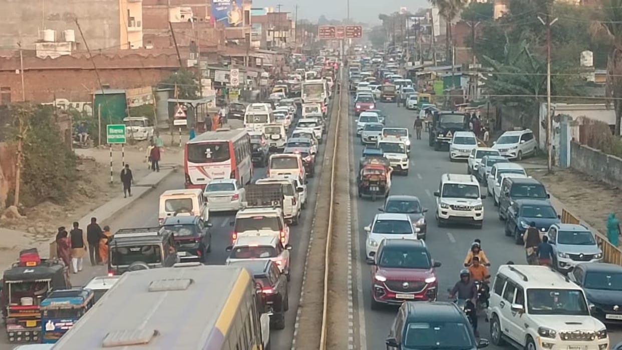 Mahakumbh 2025 affect Prayagraj-Mirzapur highway One lane traffic jammed for 24 hours