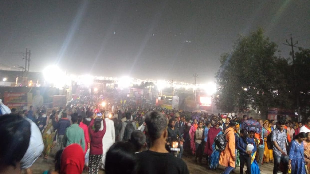 Mahakumbh Mela 2025 Live Updates Prayagraj Traffic Devotees Sangam Ghat Snan Photos Videos News in Hindi