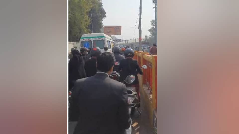 Mahakumbh 2025 Traffic Jam Heavy Jam in Prayagraj Pilgrims Struggle as Roads and Stations Overflow