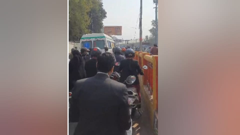Mahakumbh 2025 Traffic Jam Heavy Jam in Prayagraj Pilgrims Struggle as Roads and Stations Overflow