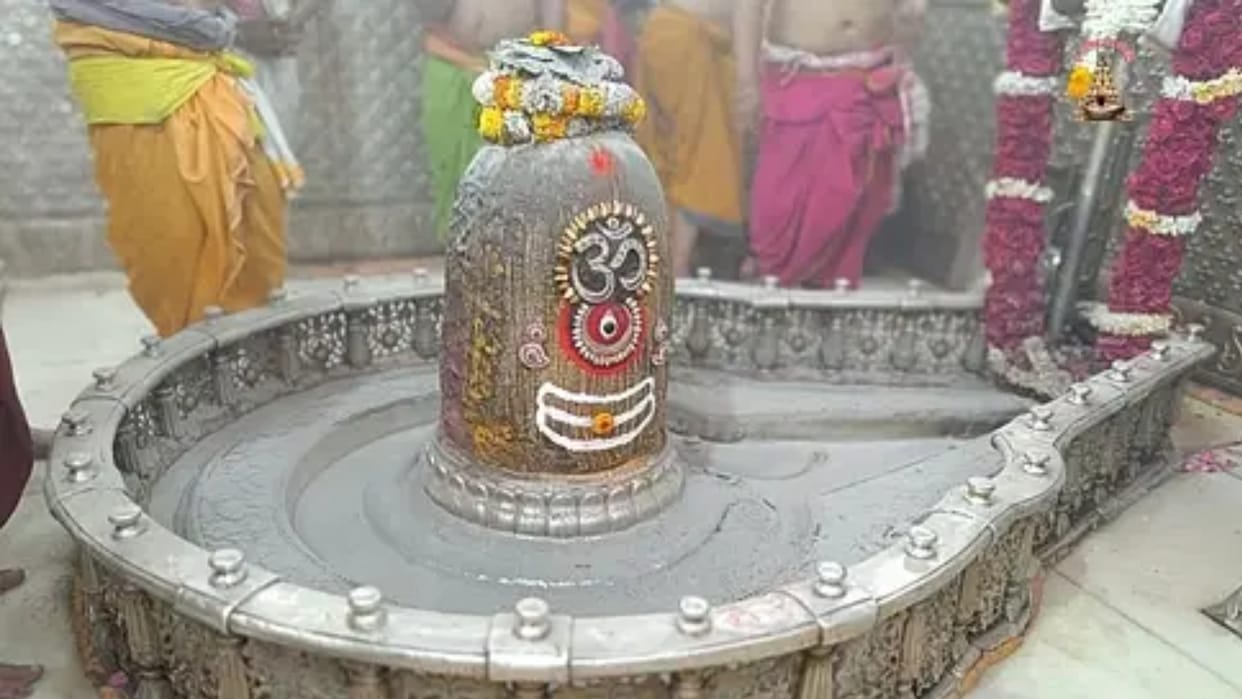 Celebration of Mahashivnavaratri in Ujjain today Baba Mahakal adorned with Trinetra in Bhasma Aarti