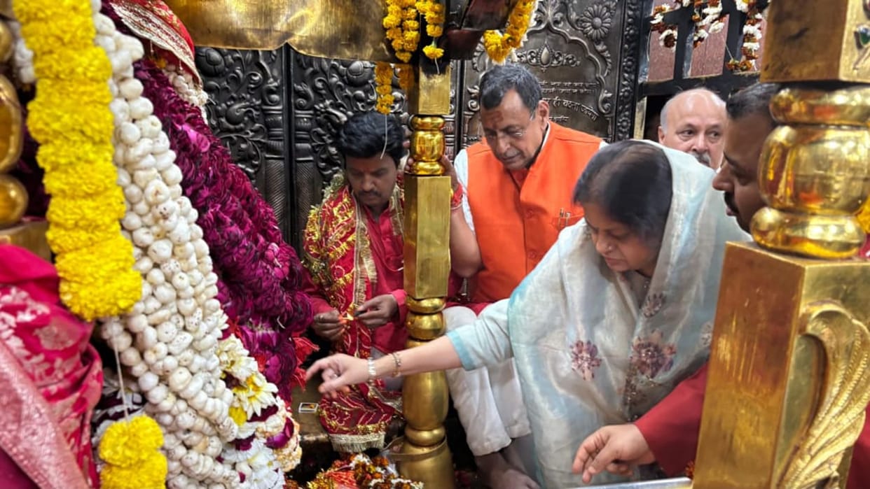 Amit Shah wife sonal shah Darshan Puja of Maa Vindhyavasini Dham mirzapur