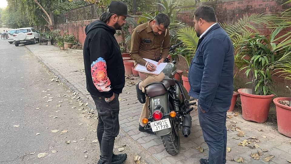 सेक्टर 23 चंडीगढ़ में यंग मैन पर रॉड के साथ हमला