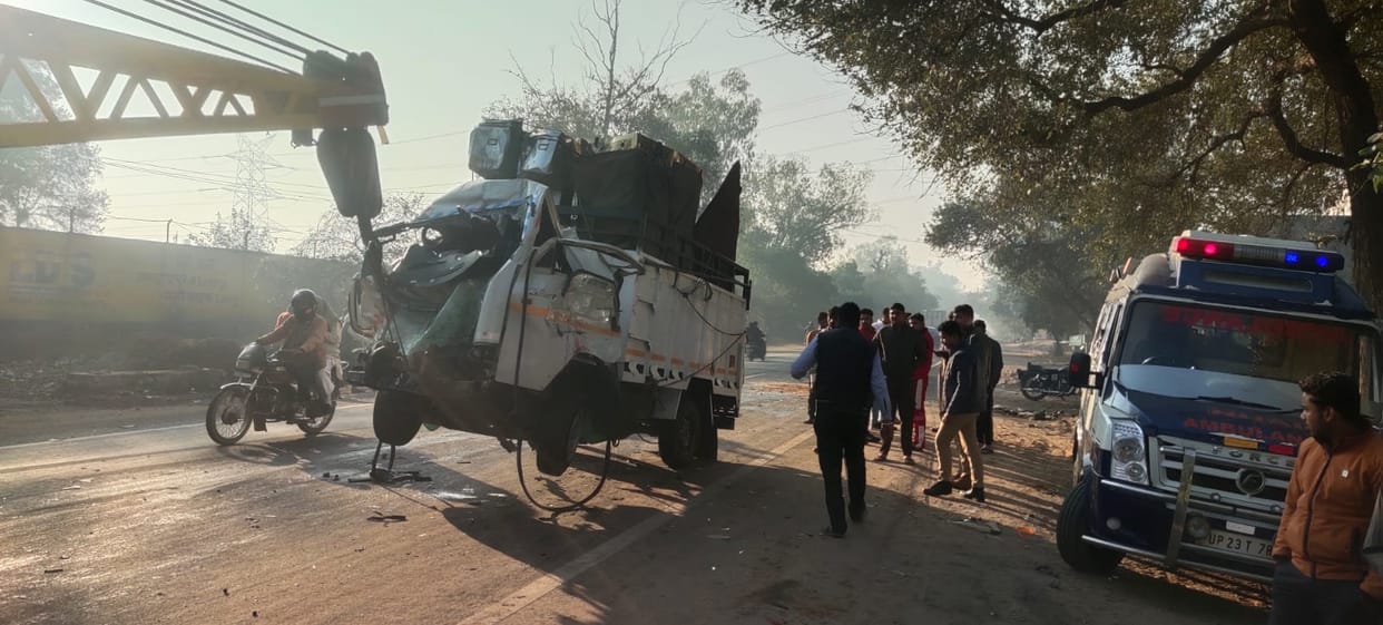 Horrific accident on Agra Hathras road collision between truck and tempo Three people died