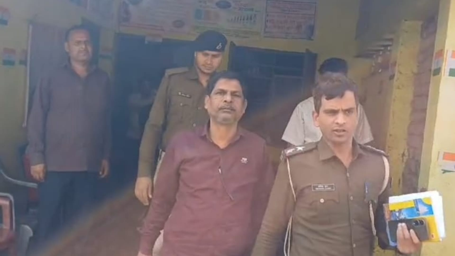 पुलिस की गिरफ्त में आरोपी शिक्षक