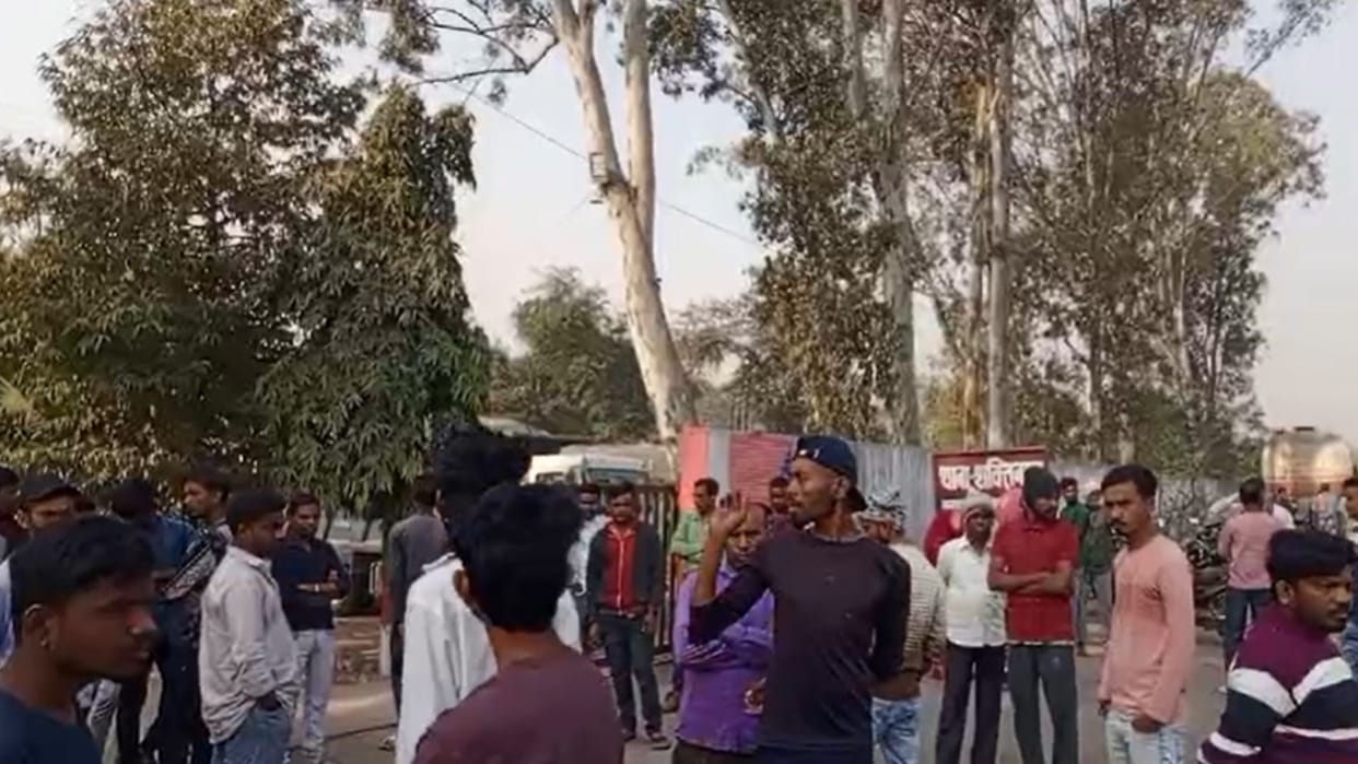 Dead body of a youth found on railway track relatives allege murder police engaged in investigation