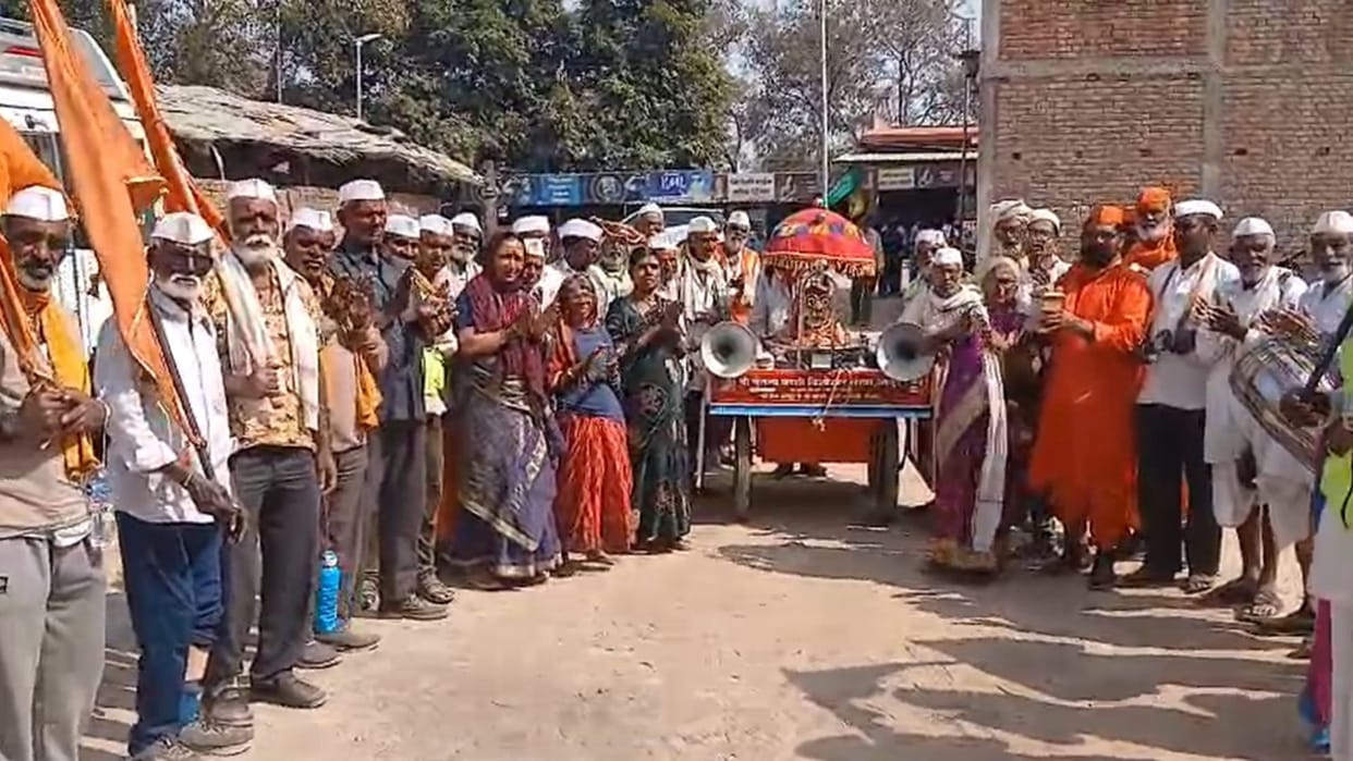 Leaving behind the age, devotees set out on a 3500 km long journey on foot performed darshan-pujan in Sitamar