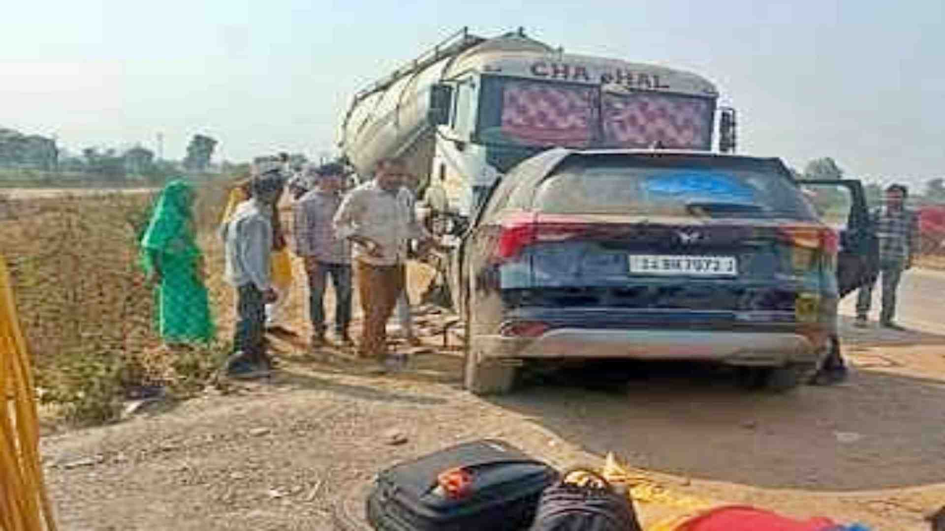 हाईवा से टकराई कार।