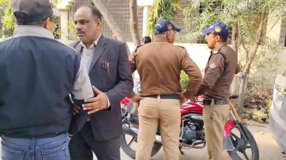 Roorkee News Vigilance Team arrested Kanungo while taking bribe of two thousand rupees