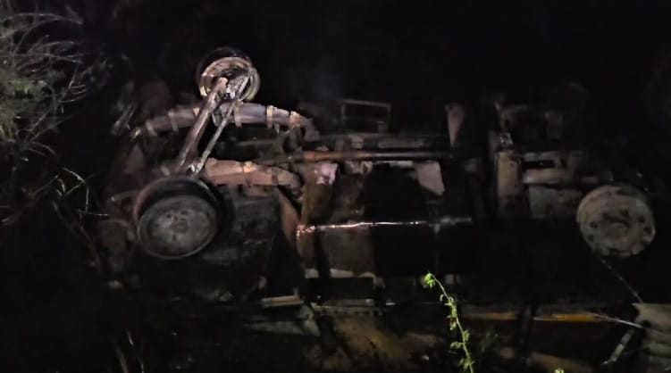 Hamirpur Accident Truck loaded with wheat lost control and overturned caught fire and burned to ashes