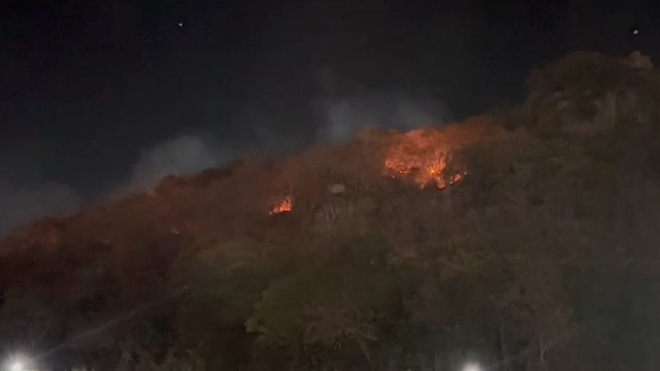 massive fire broke out on hill of Maa Bamleshwari temple in Dongargarh