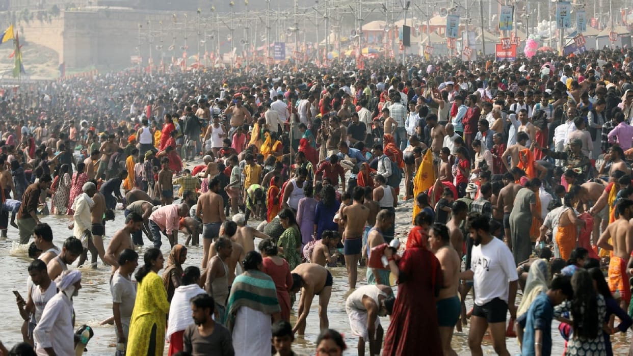 Mahakumbh Prayagraj 2025 Live Updates Devotees Sangam Ghats Snan Maha Kumbh Mela Photos Videos News in Hindi