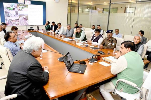 MP News: Meeting regarding the management of Simhastha-2028, golf carts and mini buses will run with AI, pilot