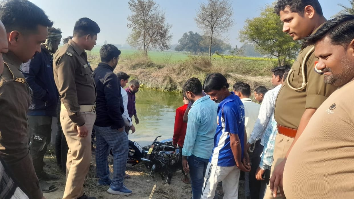 Body of unknown youth found floating in canal, suspicion of murder in Mohanlalganj.