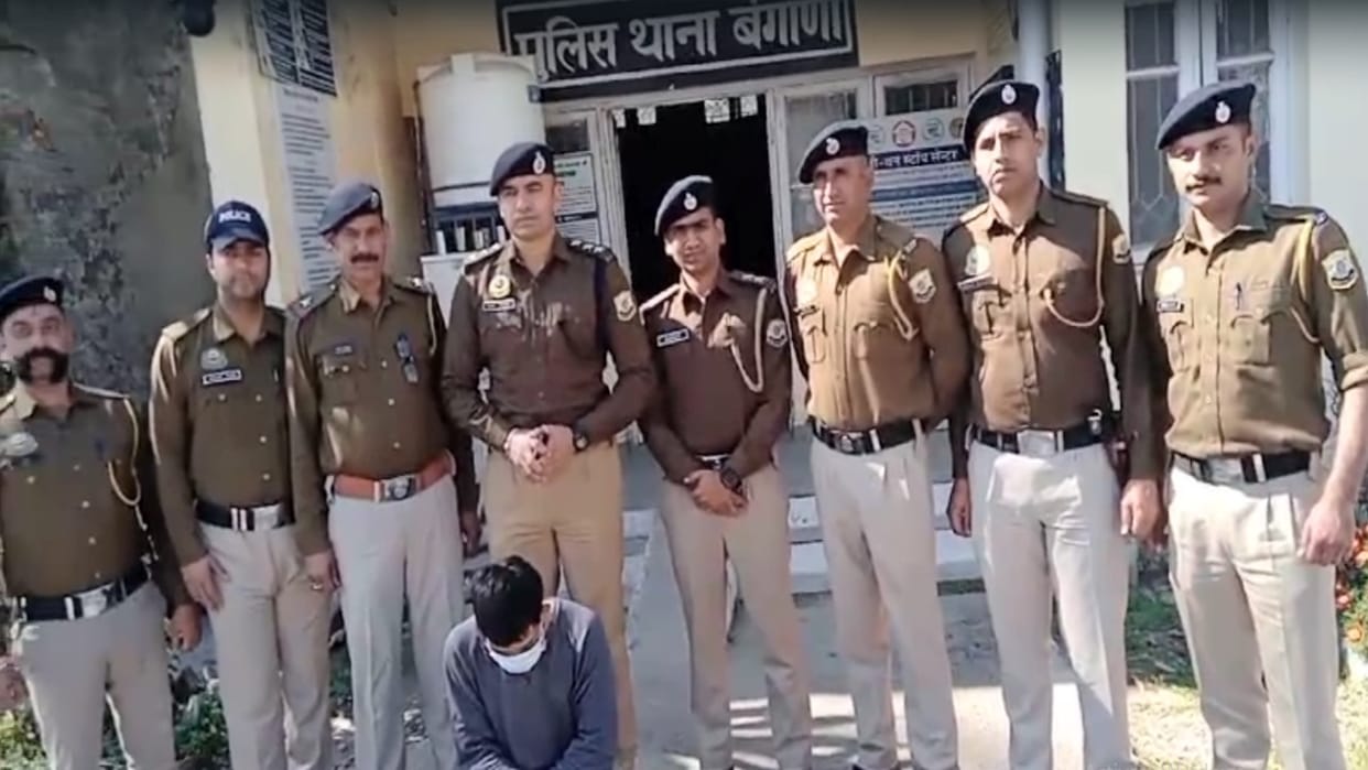 Wife killed in front of 5 year old son, husband caught from Delhi after 4 days